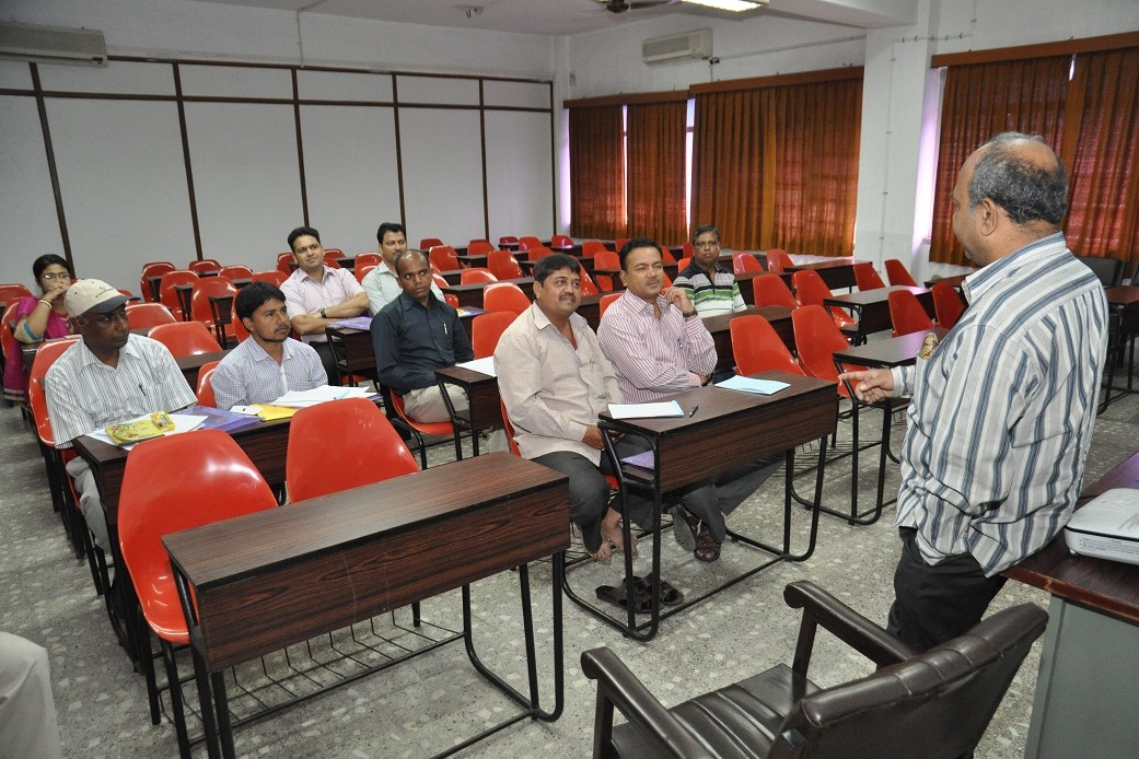 While sharing knowledge in the workshop, Curator Manash Bagchi and Participants